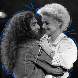 Photo d'archives en noir et blanc de Gerry Boulet et Marjo chantant sur scène en se prenant par les bras