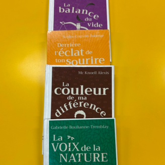 Photo de quatre livres de la collection Unik placé en colonne.