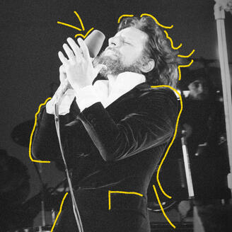 Photo d'archives en noir et blanc de Claude Léveillée chantant sur scène
