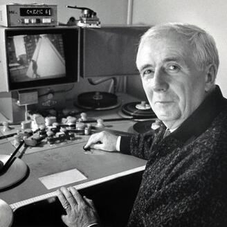 Arthur Lamothe pendant l'écoute d'une bobine de film.