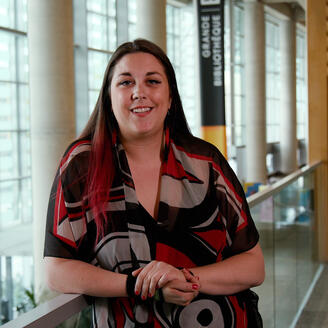 L'artiste Sandrine Masse sourit pour la caméra dans la Grande Bibliothèque.