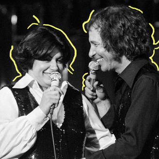 Photo d'archives en noir et blanc de Ginette Reno et Jean-Pierre Ferland chantant sur scène