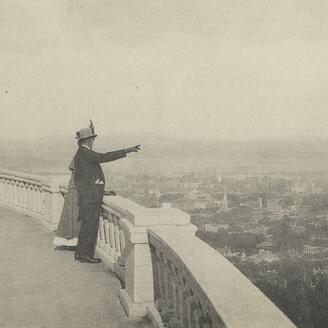 Des hommes et des femmes admirent la vue depuis un belvédère sur le mont Royal.
