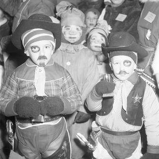 Photographie noir et blanc d'un groupe d'enfants déguisés.