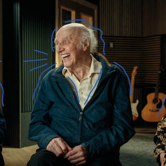 Yvon Deschamps, Gilles Vigneault et Louise Forestier ensemble en train de rire dans un studio de musique