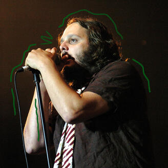 Karl Tremblay, le chanteur des Cowboys Fringants, chantant lors d'un concert