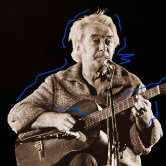 Félix Leclerc chantant sur scène avec sa guitare