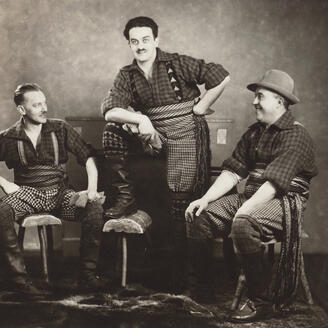 Photo noir et blanc d'une troupe de chanteurs.