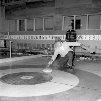 Photo noir et blanc d'un joueur de curling.