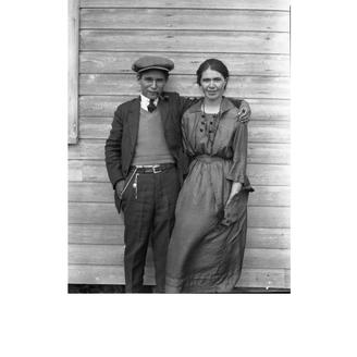Portrait d'un jeune couple innu habillé à la mode occidentale