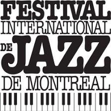 En écriture stylisé il est écrit : Festival International de Jazz de Montréal. Le texte est accompagné de touches d'un piano