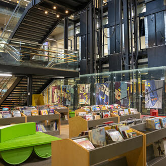 Section bandes dessinées de l'Espace Jeunes de la Grande Bibliothèque.