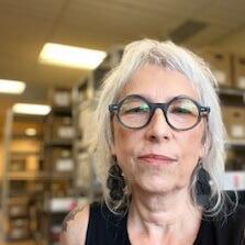 Visage d'une femme portant des lunettes