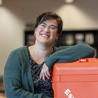 Une jeune femme souriante, bibliothécaire à l'Espace Jeunes.