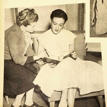 Yvette Brind’Amour suit des cours d’espagnol avec Mercedes Palomino, sa secrétaire et amie