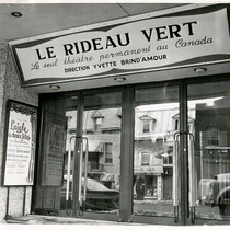 Entrée principale du Théâtre Stella, rue Saint-Denis, en 1963. 
