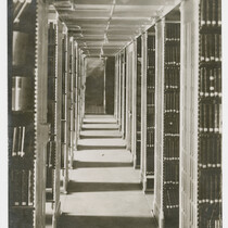 Magasin aux rayonnages en acier de la bibliothèque Saint-Sulpice