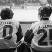 Deux anciens grands complices du Tricolore lors d’une partie amicale opposant l’équipe Petro-Canada des Anciens professionnels et les anciens Bombardiers de Rosemont, le 24 octobre 1985. 