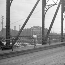 Gabrielle Roy sur le pont Atwater qui franchit le canal de Lachine, 29 août 1945.