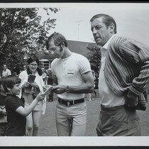 La nouvelle recrue des Canadiens de Montréal signe des autographes