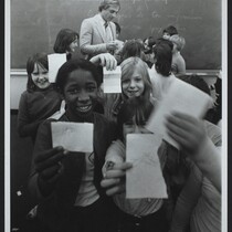 Le 6 décembre 1979, Guy Lafleur signe des autographes pour les élèves enthousiastes de l’école Victor-Rousselot à Saint-Henri.