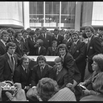 Le 7 octobre 1975, au pied de la Place Ville-Marie, la foule acclame les joueurs de l’alignement des Canadiens de Montréal pour la saison 1975-1976
