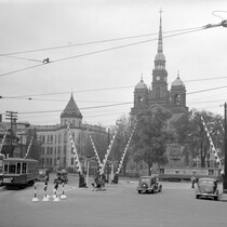 La place Saint-Henri avec ses tramways, ses barrières de traverse de chemin de fer et l’église de Saint-Henri, démolie en 1969, 29 août 1945.