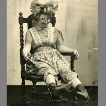 La Poune (Rose Ouellette) avec ses caractéristiques « jumper » et culottes « à grand’manches », vers 1935.