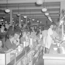 Les clients du grand magasin général United de la rue Notre-Dame Ouest mangent au comptoir de restauration rapide, 29 août 1945. 