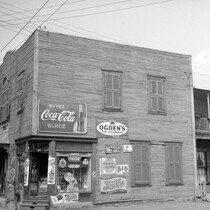Restaurant aux vitrines et aux murs couverts de panneaux publicitaires, rue Saint-Ferdinand, 29 août 1945.