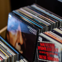 Disques vinyle dans un présentoir. Le premier est de Leonard Cohen.