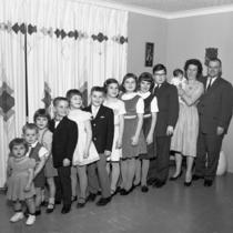 La famille de Conrad Legault, 8 janvier 1963. Archives nationales à Gatineau, fonds Champlain Marcil (P174, S1, D29190). Photo : Champlain Marcil.