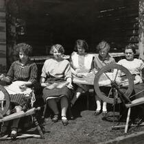 Madame J.-B. Leblond et ses filles au rouet, mai 1928. Archives nationales à Québec, fonds L'Action catholique (P428, S3, SS1, D16, P16). Photographe non identifié.