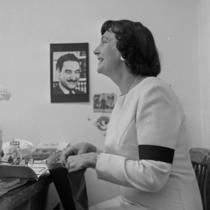 Simonne Monet-Chartrand à son bureau vers 1972