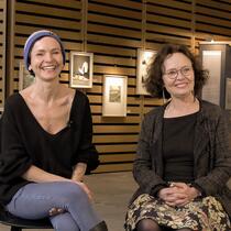 Photo de Manon Barbeau et Anaïs Barbeau-Lavalette à la Grande Bibliothèque.