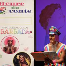 Photo de la drag queen Barbada lors de l'activité "L'Heure du conte" à la Grande Bibliothèque