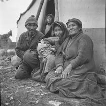 Le grand-père et la grand-mère puis la mère et le bébé Inish, 1941