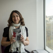 Esther Laforce, bibliothécaire de la Grande Bibliothèque et membre du balado « Signets au féminin », tenant le recueil  « Mouron des champs » de Marie-Hélène Voyer