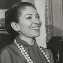 Portrait d'une femme souriant.