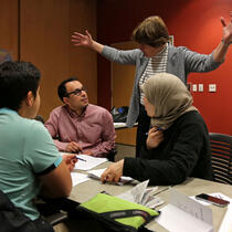 Groupe de personnes en conversation.