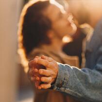 Une femme et un homme semblent sur le point de s'embrasser.