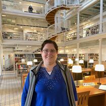 Hélène Chartrand, technicienne en documentation aux Archives nationales à Montréal, dans la salle de consultation des archives à Montréal 