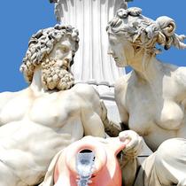 Sculpture de la Grèce antique représentant un homme et une femme.