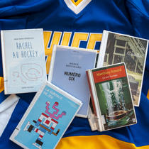 Cinq romans dont l'action tourne autour du hockey sont posés sur un chandail de hockey.