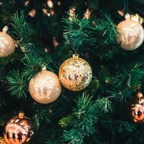 Un sapin et des boules de Noël