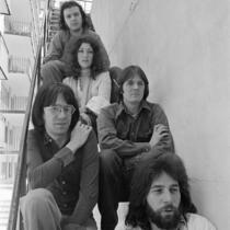 Photo en noir et blanc du groupe Beau Dommage dans un escalier