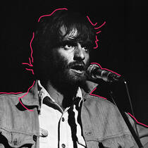 Photo en noir et blanc de Plume Latraverse en concert avec des traits crayonnés autour de lui