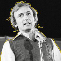 Photo en noir et blanc d'Yvon Deschamps sur scène