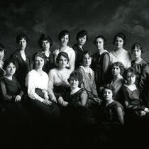 Photo en noir et blanc présentant un groupe de femmes.