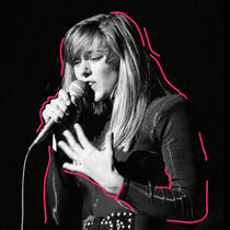Photo d'archives en noir et blanc de la chanteuse Julie Masse
